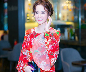Đàn chị “sốc” vì bản tính thật của Angela Phương Trinh