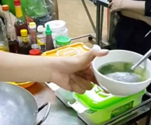 Bếp ăn trường MN quốc tế: Dầu ăn cũ, canh toàn "quốc", sữa hết hạn, nhện bò lổm ngổm trong gói mỳ