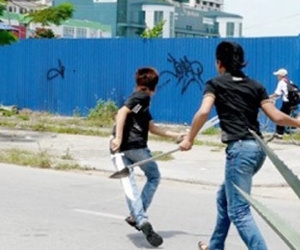 Bịt mặt cầm tuýp sắt truy sát đối thủ tại quán ốc