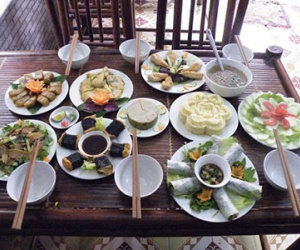 Cỗ chay cúng rằm tháng Giêng tiền triệu: Thành tâm hay khoe mẽ?