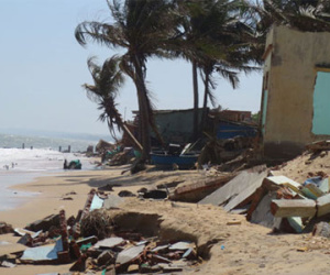 Sóng đánh sập 48 căn nhà ở Phan Thiết