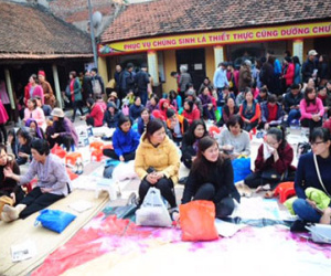 Chùa Phúc Khánh đặc kín người mang đồ ăn, chờ hành lễ