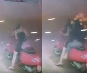 Clip: Hai thiếu nữ sành điệu, dừng xe trên đường ăn trộm chậu hoa trang trí Tết