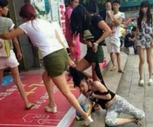 Vợ lột quần áo "tình địch" giữa đường, chồng sợ hãi bỏ chạy