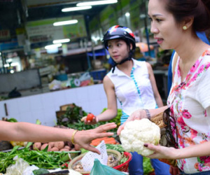 Xăng giảm, giá thực phẩm không giảm