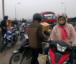 Bố và con trai rơi từ trên cầu xuống đất thương vong