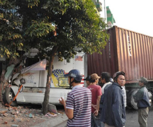 Container lao vào nhà, dân đang ngủ chạy tán loạn