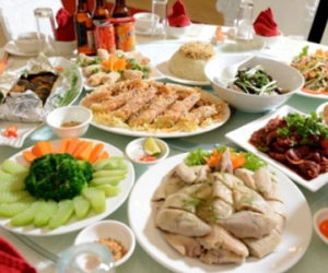 Lạ đời đám cưới mâm cao cỗ đầy không ăn, dành đùm to nhỏ mang về