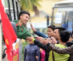 Tân binh lưu luyến người thân lên đường nhập ngũ