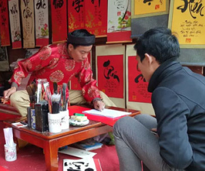 Trùm giang hồ thành “ông đồ” cho chữ ở chùa Giải Oan
