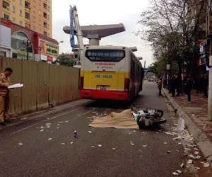 Xe buýt cán chết người trên phố đông nhất Hà Nội
