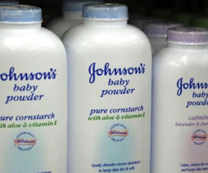 Bị kiện phấn rôm gây ung thư, Johnson & Johnson bồi thường 72 triệu USD