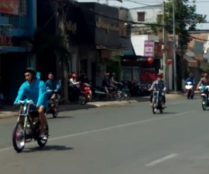 Clip: Hàng trăm "quái xế" đua xe giữa ban ngày