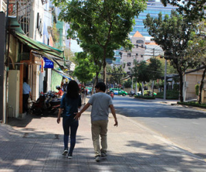 Giải mã "bệnh" thích sờ mông
