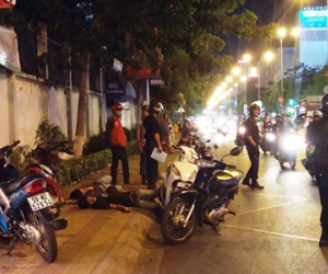 Hai người nằm bất động khiến đoạn đường nhốn nháo