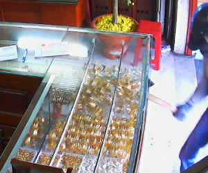 Kẻ cướp đập tủ kính, gom vàng trong 5 giây ở Sài Gòn