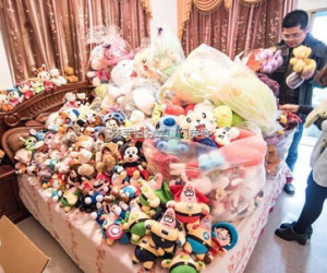 Nửa năm gắp trúng 3000 thú bông, chàng trai khiến các cửa hàng phát khóc