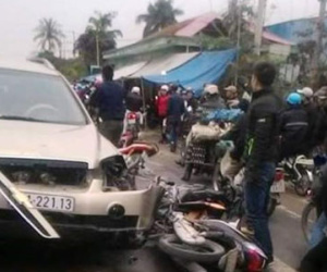 Ô tô mất lái do nổ lốp, đâm liên tiếp 5 xe máy