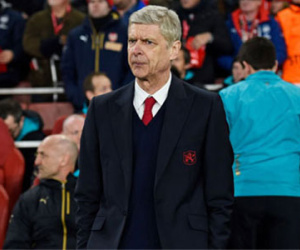 Wenger: "Arsenal quá ngây thơ"