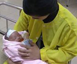 Bé gái một tháng tuổi suýt mất mạng vì sưởi ấm bằng than