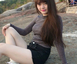 Cô gái sở hữu đôi chân trắng muốt gây bão mạng