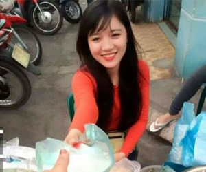 Thiếu nữ bán hàng xinh "ngang ngửa" hotgirl làm khách "bấn loạn"