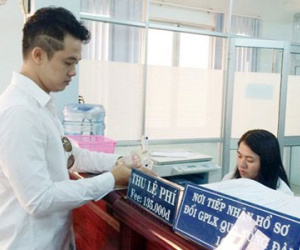 TP.HCM: Ngày đầu cấp GPLX quốc tế, nhiều người về tay không