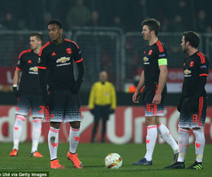 Van Gaal gặp từng cầu thủ MU để tra hỏi sau trận thua Midtjylland