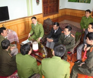 Truy bắt 2 người trộm chó bắn vào mặt công an