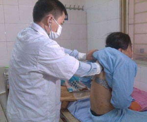 Bác sĩ cấp cứu cho bệnh nhân HIV máu phun như vòi nước