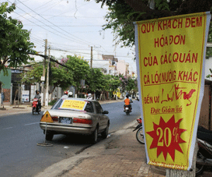 Lấy xe biển số xanh quảng cáo cho... quán nhậu !