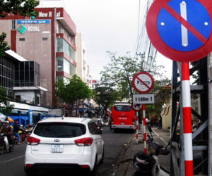 Nhiều ôtô vẫn đậu đỗ ở nơi có biển cấm