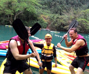 Sao King Kong tắm bùn, chèo thuyền Kayak ở hang Tối
