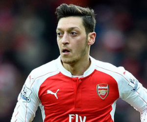 Arsenal mất “nhạc trưởng” Ozil ở đại chiến với M.U