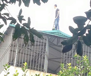 Hà Nội: Nam thanh niên nghi ngáo đá, cố thủ trên nóc nhà dân suốt đêm
