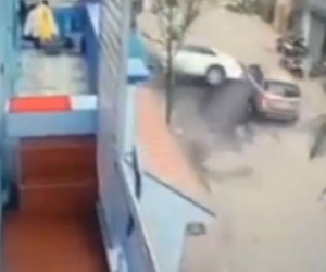 Clip xe Camry tông 3 người tử vong