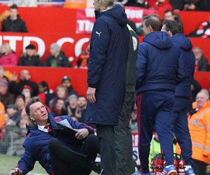 Cười đau bụng khi Van Gaal diễn sâu quá