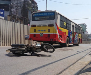 Đi sát xe buýt, nam thanh niên bị cuốn vào gầm tử vong