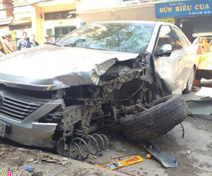 Hiện trường vụ xe Camry tông 3 người tử vong