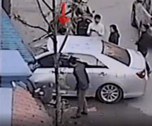Hình ảnh clip chứng minh người đàn ông bước ra từ ghế phụ trước của xe Camry