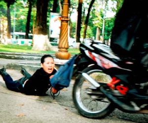 Nhóm thanh niên chuyên dàn cảnh đụng xe cướp túi phụ nữ, bà bầu cũng không tha