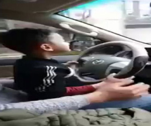 Phẫn nộ clip cho trẻ em lái xe, người lớn rảnh tay nghe điện thoại