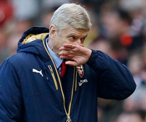 Thua đau, HLV Wenger dùng vấn đề tiền bạc xỉa xói M.U