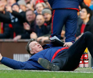Van Gaal xin lỗi: "Tôi sai khi giả vờ té"