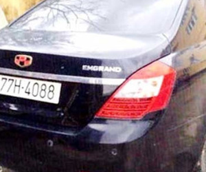 Xế hộp tiền tỷ gắn... biển số xe khách ngang nhiên lưu thông