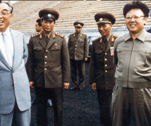 Cận vệ Kim Jong-il hé lộ "cuộc sống trong lồng vàng"