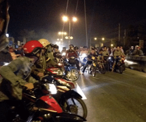 Hàng trăm thanh niên chặn ôtô cho "quái xế" tranh tài