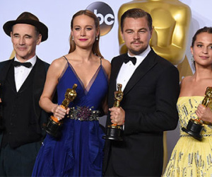 Leonardo DiCaprio bị nghi giơ ngón giữa với Viện Hàn Lâm sau 4 lần hụt giải