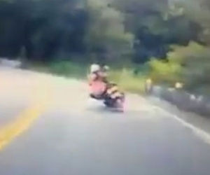 Clip: Sơn nữ cong mông chạy xe ga xôn xao dân mạng