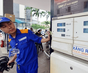 Giá xăng sắp tăng 300 đồng?
